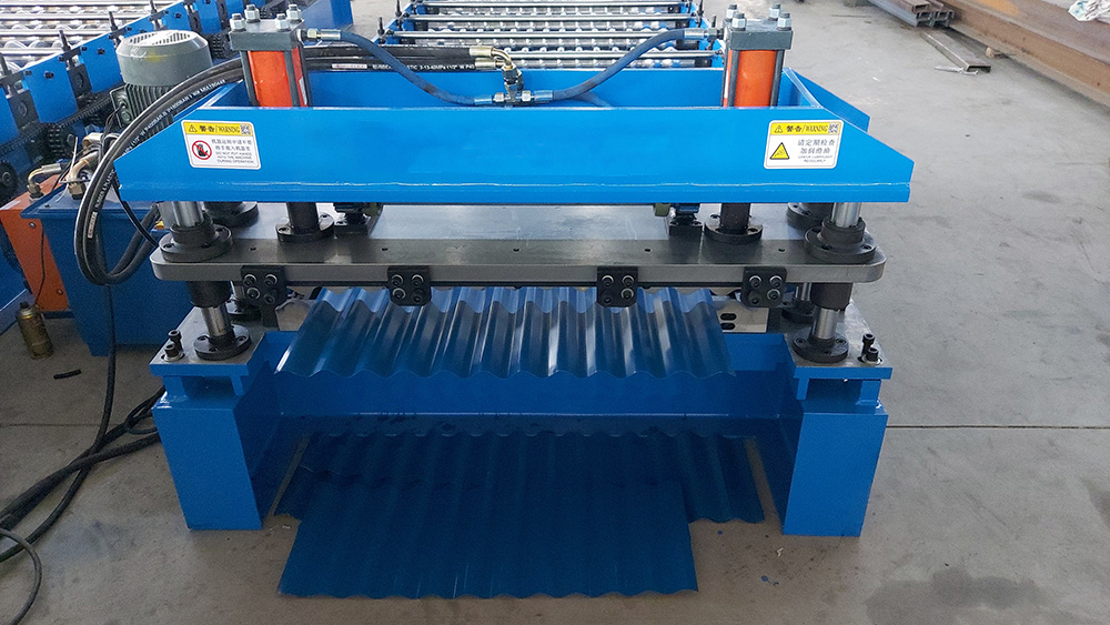 Corrugated roof panel roll forming machine