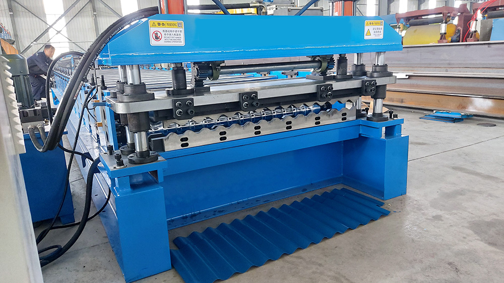 Corrugated roof panel roll forming machine