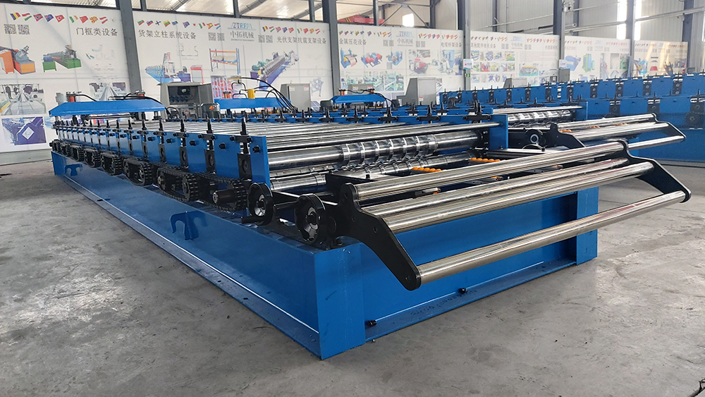 Corrugated roof panel roll forming machine