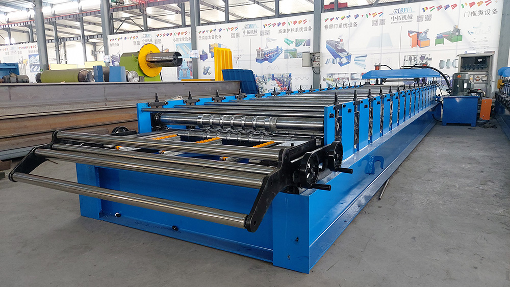 Corrugated roof panel roll forming machine